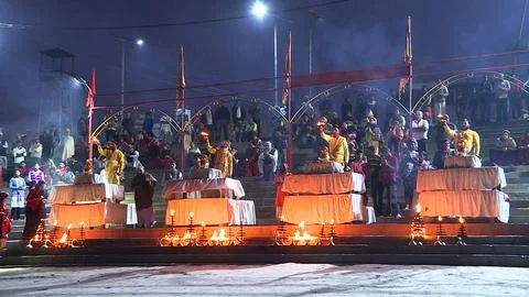Large group of devotees assembled for evening Arthi at Saryu Ghat Stock Photos