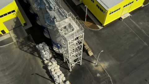 A large group of grain dryers complex for drying grain. A base of barns 库存影片 133511754