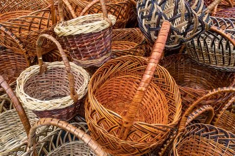 A large group of handmade wicker baskets. Foto stock