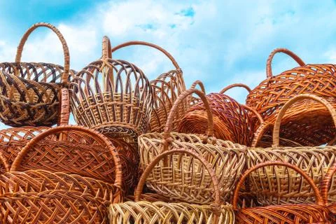 A large group of handmade wicker baskets. Foto stock
