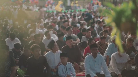 Large group Muslim prayer Eid celebration in Indonesia Islamic worship gathering Stockbeeldmateriaal 331192775