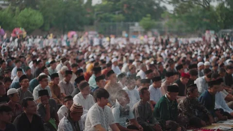 Large group Muslim prayer Eid celebration in Indonesia Islamic worship gathering Stockbeeldmateriaal 331194351