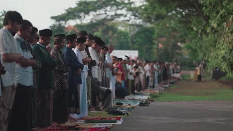 Large group Muslim prayer Eid celebration in Indonesia Islamic worship gathering 库存影片 331203889