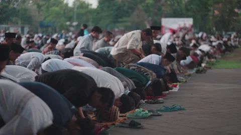 Large group Muslim prayer Eid celebration in Indonesia Islamic worship gathering Stockbeeldmateriaal 331206878