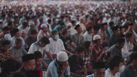 Large group Muslim prayer Eid celebration in Indonesia Islamic worship gathering Vidéo 331207875