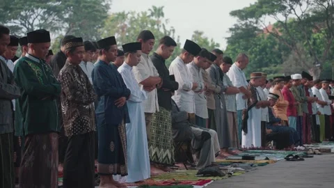 Large group Muslim prayer Eid celebration in Indonesia Islamic worship gathering Vidéo 331213532