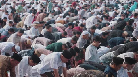 Large group Muslim prayer Eid celebration in Indonesia Islamic worship gathering Stockbeeldmateriaal 331214101