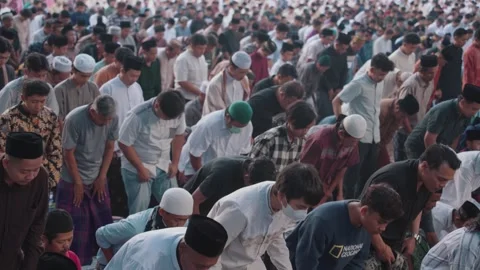 Large group Muslim prayer Eid celebration in Indonesia Islamic worship gathering Stockbeeldmateriaal 331215099