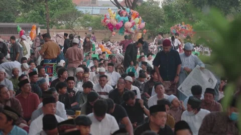 Large group Muslim prayer Eid celebration in Indonesia Islamic worship gathering Vidéo 331225358
