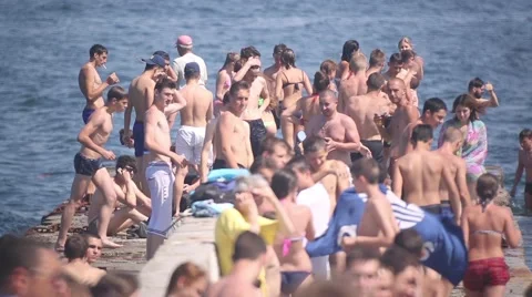 A large group of people in bathing suits standing on the pier Video stock 59998218