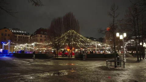 Large group of people ice skating in the royal garden in Stockholm. Stock-Footage 335181989