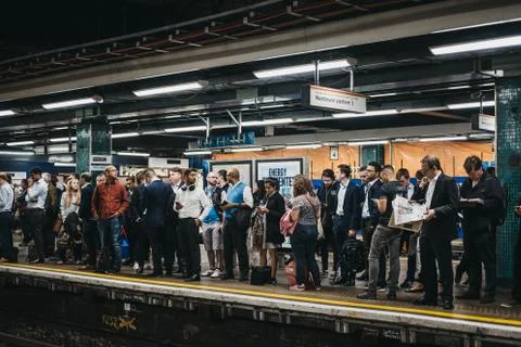 Large group of people on a platform of Moorgate station, London Undeground, U Stock Photos