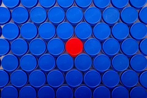 Large group of plastic bottles lined up on a table. 库存照片