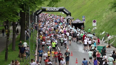 Large group of runners on a city run, running uphill Vidéo 275887587