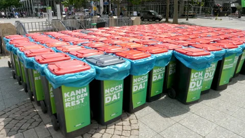 Large group of wheelie bins Vidéo 135425679