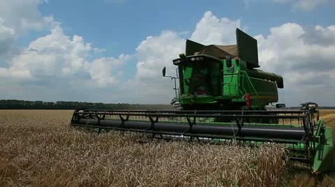 Large harvester passes by and stops Vídeo Stock 10917255