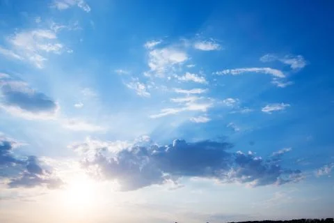 Large heavy clouds slowly float across the blue beautiful sky. Stunning Foto stock