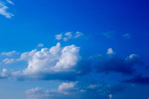 Large heavy clouds slowly float across the blue beautiful sky. Stunning Foto stock
