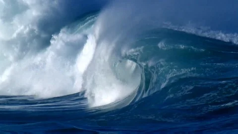 Large heavy wave breaking in the ocean Video stock 124450861