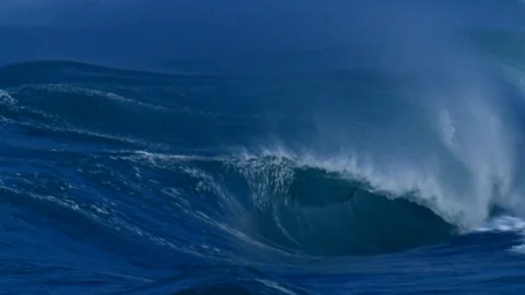 Large heavy wave breaking onto a shallow reef. Power of the nature Video stock 125591709