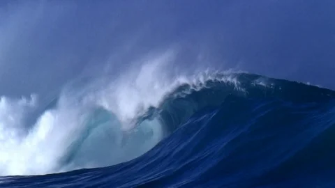 Large heavy wave breaking onto a shallow reef. Power of the nature Stock Footage 125622544