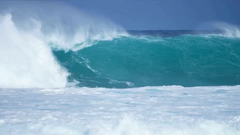 Large heavy Wave Slow Motion breaking onto a shallow reef. Power of the nature Video stock 336585859