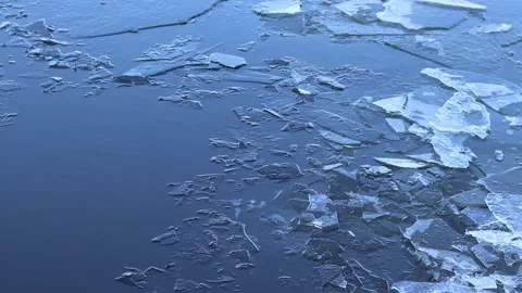 A large ice floe that has broken into smaller pieces Stock-Footage 346764104