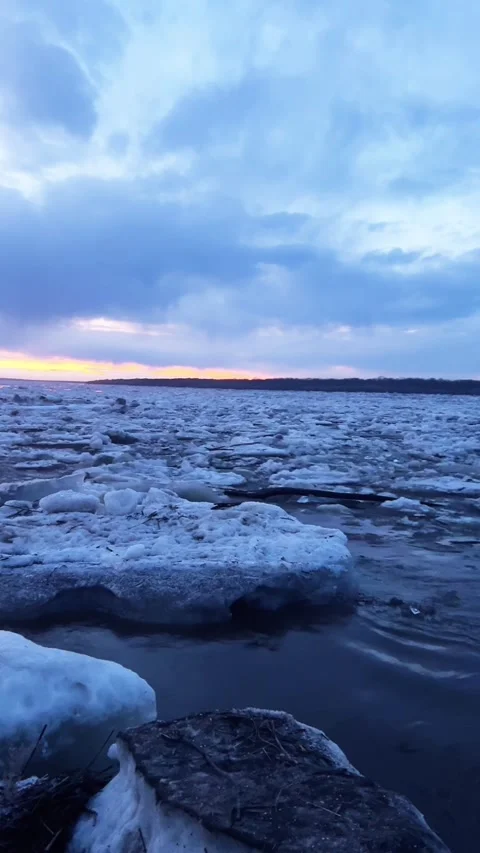 Large Ice Floes Breaking Up on a Wide River at Sunset in Northeast China Stockbeeldmateriaal 337330970