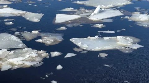 Large ice floes float on the river water on a sunny spring day. Stock-Footage 178910150