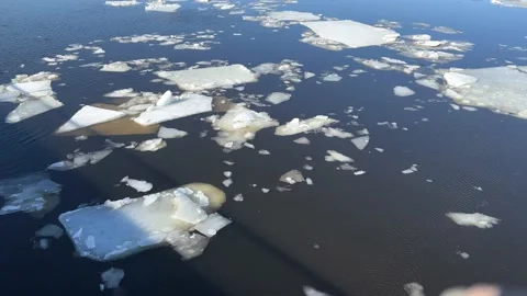 Large ice floes float on the river water on a sunny spring day. Stock-Footage 178910989