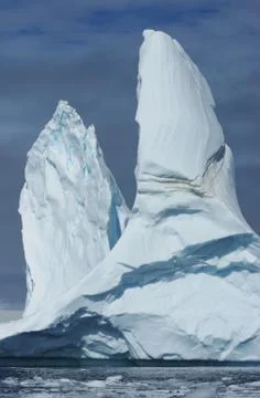A large iceberg with two vertices. Foto stock