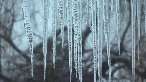 Large icicles outside the window and snow falling. Slow-mo 库存影片 83729689