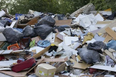 Large illegal dump showing environmental pollution and waste Stock-Fotos