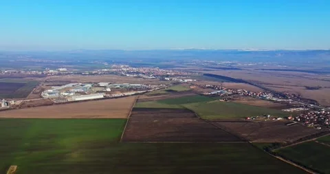 Large Industrial Complex In Vast Valley Small Villages Sofia Bulgaria Outskirts 库存影片 300441221