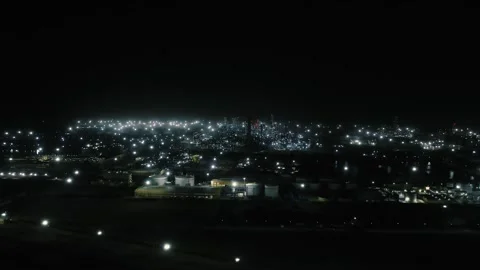 Large Industrial Refinery Complex at Night with Energy Infrastructure Video stock 331989847