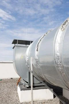 Large Industrial Ventilation System Featuring a Silver Duct with Insulation and Foto stock
