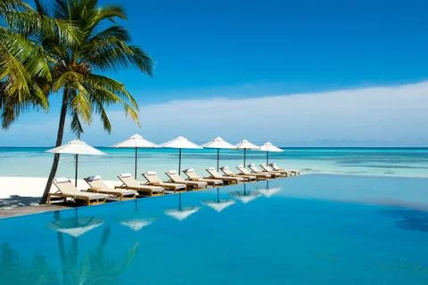 Large infinity pool on the shores of the Indian Ocean Foto stock