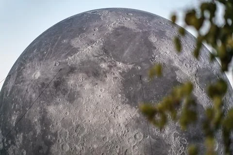 Large inflatable balloon - model of Moon at park near observatory Foto stock