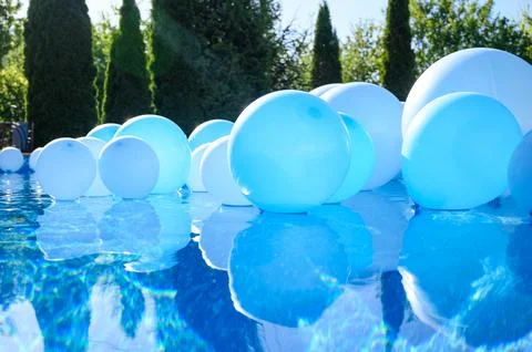 Large inflatable blue balls in the pool Stock-Fotos