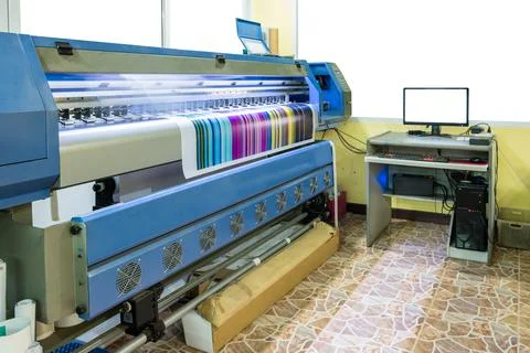 Large inkjet printer working multicolor cmyk on vinyl banner with computer co 스톡 사진
