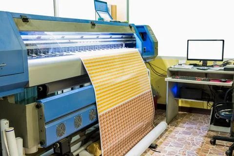 Large inkjet printer working sticker business card with computer control 스톡 사진