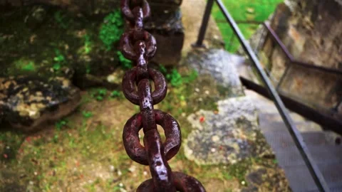 Large iron chain resting on a historic stone structure. Vidéo 327685286