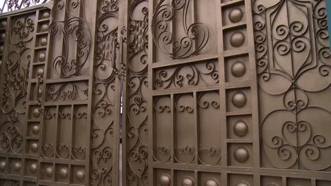 Large iron gates open to reveal the Ile-Ifa palace Stock Footage 86760747