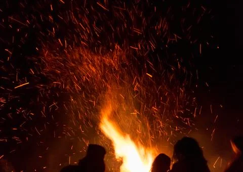 Large Ivan Kupala bonfire during the Shypit Festival in the Ukrainian Carpath Stock-Fotos