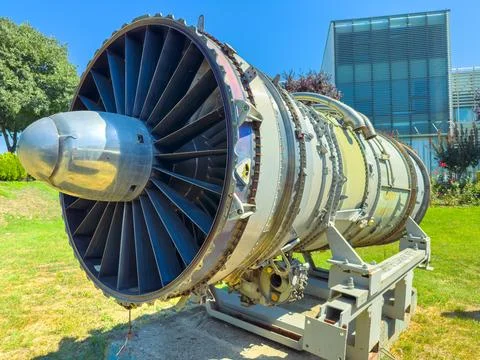 Large jet engine displayed outdoors in a museum setting on a clear day Foto stock