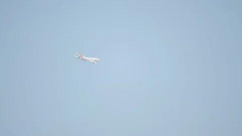 Large jet flying behind a tower in the distance Video stock 106593947