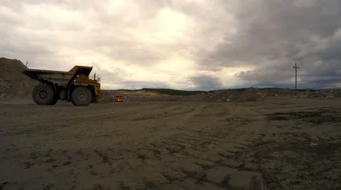 Large juggernaut with iron ore. Thick clouds on an overcast day. Taymlaps. 库存影片 56077389