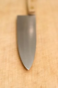 A large kitchen knife on a cutting board Foto stock