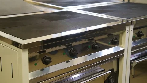 Large kitchen stove Видео 152108103