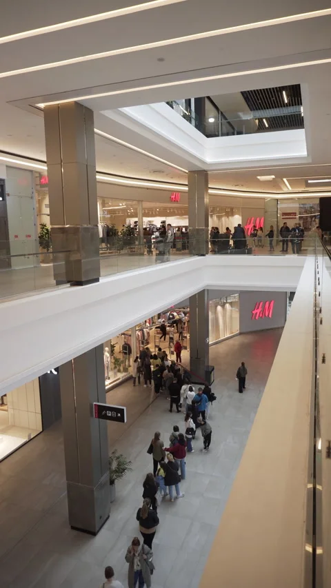 Large line wait at entrance of HM store on Black friday, vertical video. Video stock 247456098